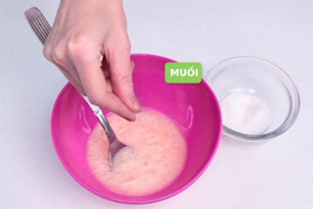 Trộn chút muối trắng vào dầu gội: Mẹo hay ai cũng cần biết, giải quyết vấn đề cả nam và nữ đều gặp