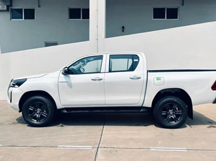 Cận cảnh Toyota Hilux 2023, giá 852 triệu đồng tại Việt Nam