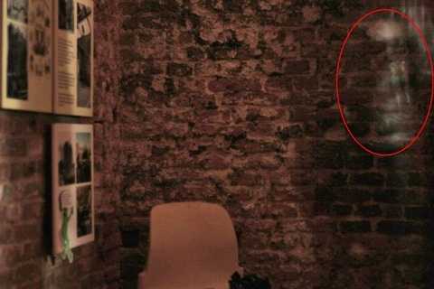 'Bóng ma' ghê rợn quẩn quanh ngôi nhà 600 tuổi