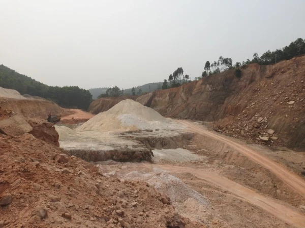 Một điểm khai thác và tập kết khoáng sản của công ty Tiến Đạt ở xã Sơn Thủy, huyện Thanh Thủy.
