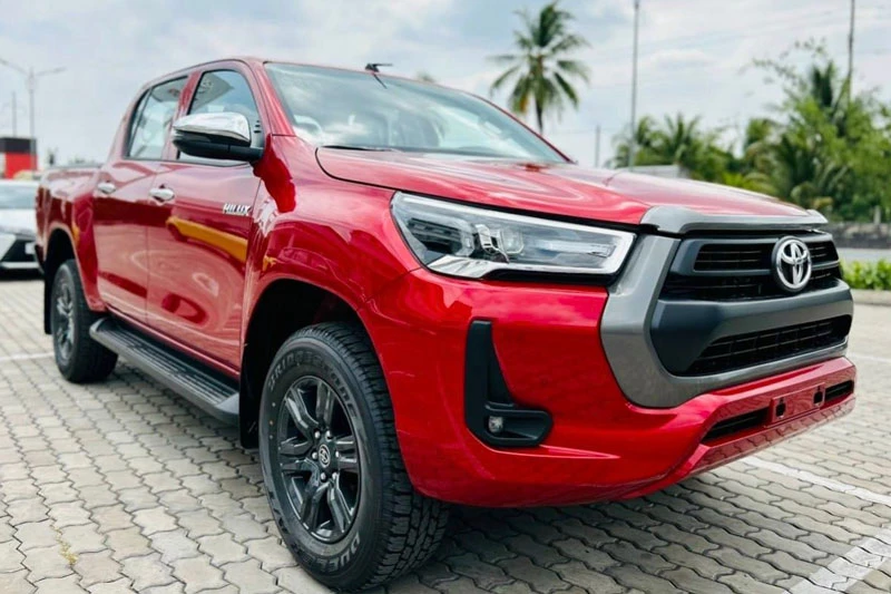 Toyota Hilux 4x2 AT 2023.