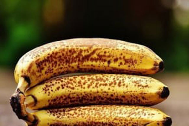 Chuối chín đến thâm đen tưởng chỉ đem bỏ, không ngờ là "kho báu" dinh dưỡng mà không mấy ai biết