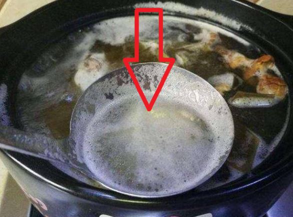 Đầu bếp 5 sao nói: Luộc thịt, hầm xương chớ vội hớt bọt, làm sai mất hết chất bổ