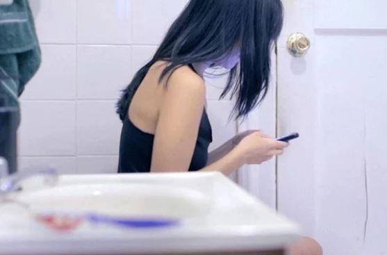 Bấm điện thoại trong nhà vệ sinh là đang mở đường cho 3 căn bệnh, số 3 cảnh báo nhiều người bị