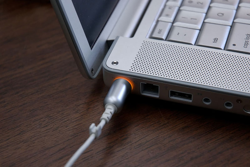 Sạc pin laptop qua đêm có ảnh hưởng gì không?