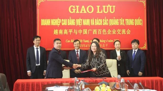 During the working session, businesses from Cao Bang province and the city of Baise in China's Guangxi Autonomous Region sign agreements. (Photo: VNA).
