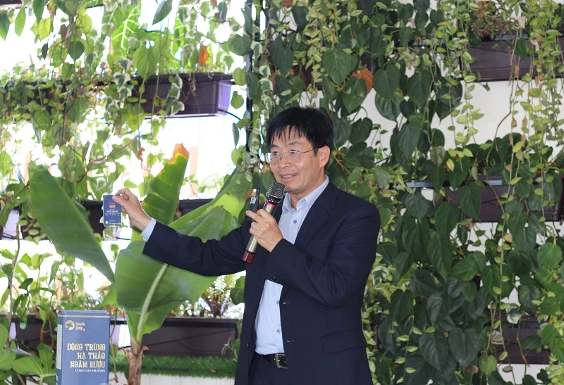 TS. Trương Bình Nguyên - Chủ tịch Công ty CP Nguyên Long, trình bày kế hoạch kinh doanh chiết xuất tinh chất từ đông trùng hạ thảo và các loại nấm. 