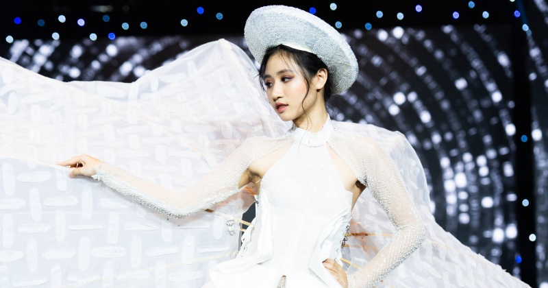 Mẫu nhí Minh Anh diện đồ nặng 30kg biểu diễn thời trang