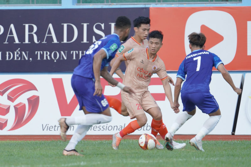 Phan Văn Đức đứt dây chằng, nghỉ thi đấu dài hạn