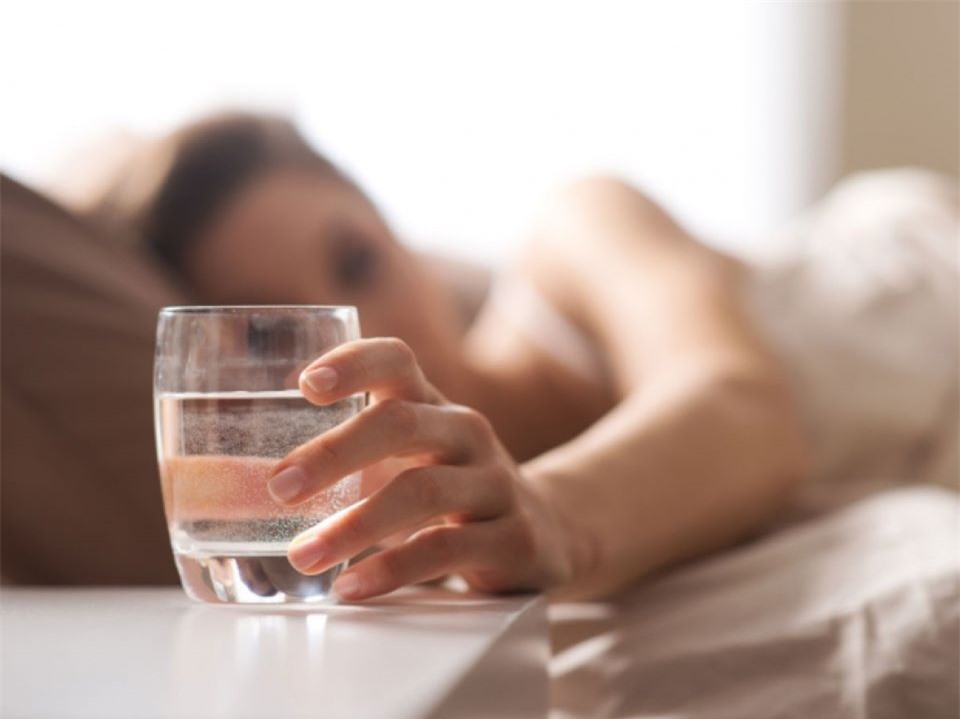 Lý do vì sao bạn nên uống nước sau khi thức dậy vào buổi sáng?