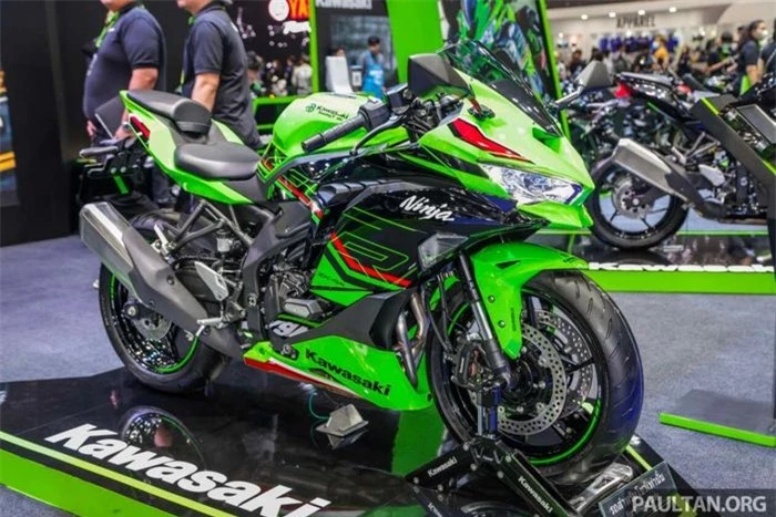 Kawasaki Ninja ZX-4R 2023 chính là mẫu mô tô thể thao được trang bị động cơ 4 xi-lanh, có dung tích 400cc duy nhất trên thế giới tính đến thời điểm hiện tại.