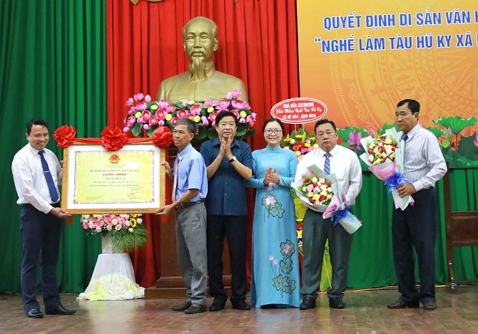 Trao quyết định chứng nhận di sản văn hóa phi vật thể quốc gia "làng nghề làm tàu hũ ky xã Mỹ Hòa, thị xã Bình Minh".