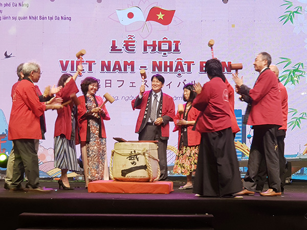 Thực hiện nghi thức khai mạc Lễ hội Việt Nam - Nhật Bản tại Đà Nẵng năm 2022