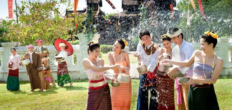 Lễ hội té nước không thể thiếu trong Tết cổ truyền của người Lào.