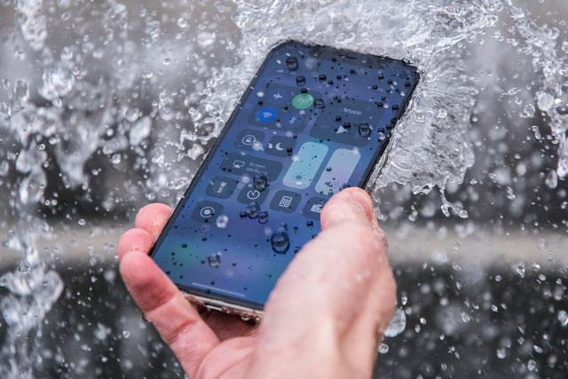 Cách xử lý khi điện thoại bị rơi vào nước