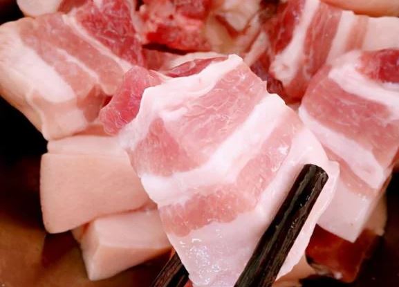 Mua thịt lợn, thịt bò về đừng vội cho vào tủ lạnh, thoa thêm lớp rượu và dầu ăn để cả năm không hỏng