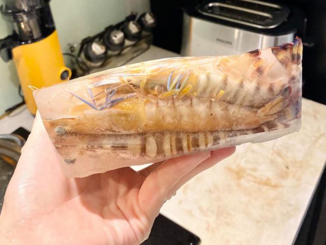 Mua tôm về đừng bỏ ngay vào tủ lạnh, trữ đông theo cách này cả tháng vẫn tươi ngon, không bị đen đầu