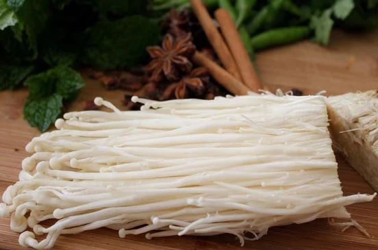 Ăn nấm kim châm đừng bỏ gốc, đem cắm vào chậu là có ngay nấm mới, tội gì không trồng