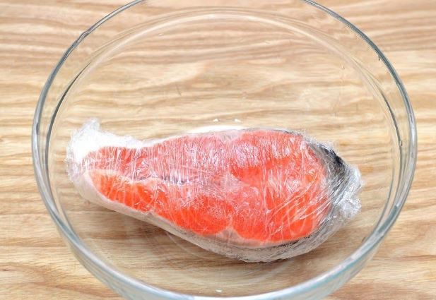 Mách mẹ các cách rã đông thịt cá nhanh gọn, không sợ mất chất, nhạt thịt
