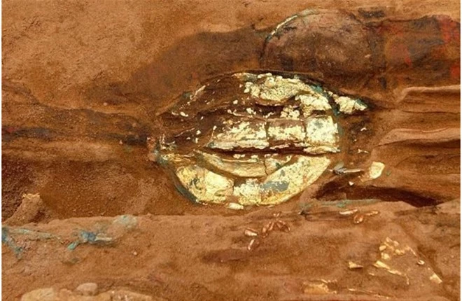 Đào giếng thấy hai 'cái nồi' chứa vật lạ, chuyên gia định giá hơn 10.000 tỷ đồng - 1