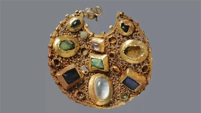 Tìm thấy nhiều đồ trang sức đá quý tuyệt đẹp trong kho báu 800 năm tuổi ảnh 1