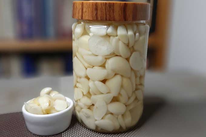 Đổ tỏi vào lọ giấm rồi ngâm theo cách này, bạn đã có “thần dược” chữa bách bệnh, ai không biết quá đáng tiếc