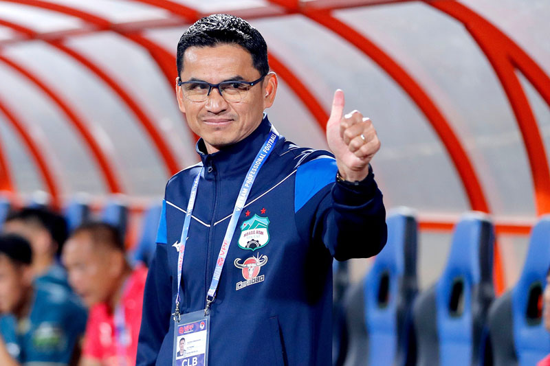 HLV Kiatisuk phản ứng bất ngờ về cơ hội làm trợ lý HLV Troussier