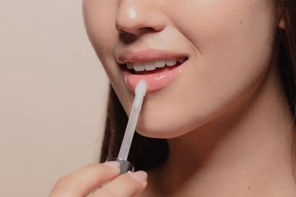 Tác hại khi dùng chung son bóng