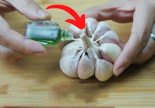 Bôi dầu gió lên tỏi: Bất kể đàn ông hay phụ nữ dùng đều có lợi