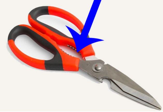 Lỗ khuyết, lỗ răng cưa trên kéo dùng để làm gì? Rất nhiều người không biết công dụng thật sự, tưởng để trang trí