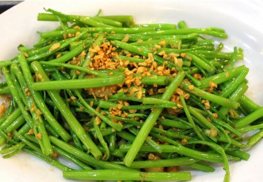 Xào rau muống đừng chỉ bỏ tỏi: Thêm 1 bước này rau muống xào xanh giòn không bị nhũn hay thâm đen