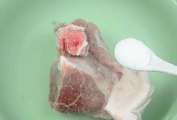 Thịt lấy từ ngăn đá đông cứng như gạch, đừng vội ngâm ngay vào nước lã, cho một giọt này vào là mềm ngay