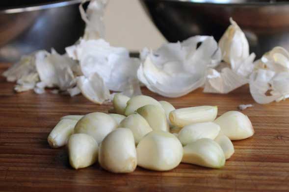 Những cách chữa đau lưng bằng tỏi: Tiết kiệm, an toàn và hiệu quả không ngờ