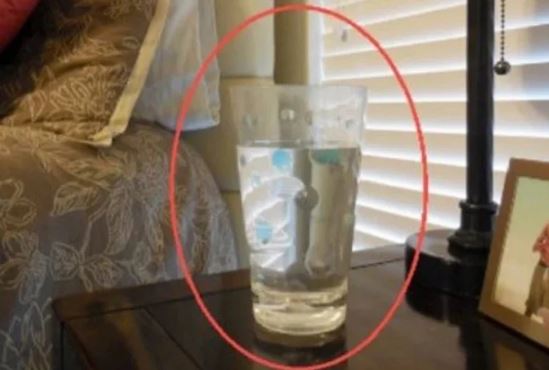 Đặt 1 cốc nước muối trong phòng ngủ việc làm nhỏ nhưng ai biết rồi cũng muốn làm thử