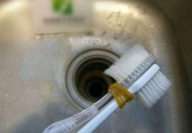 Ném bàn chải đánh răng vào nước nóng: Công dụng bất ngờ không phải ai cũng biết