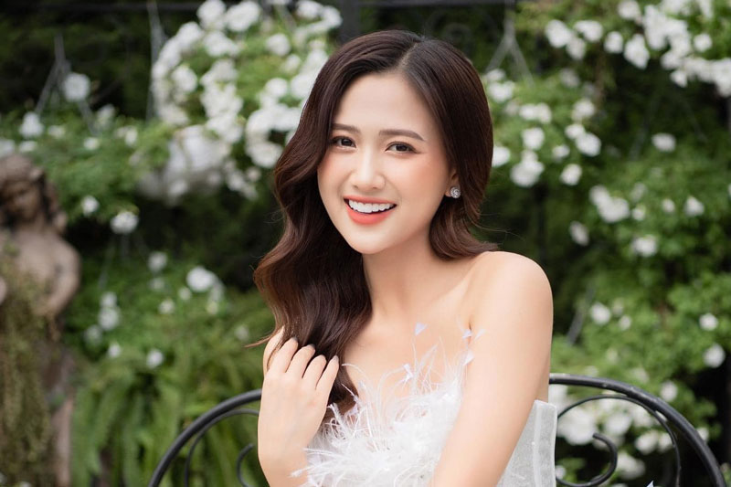 Nhan sắc nóng bỏng của bạn gái tiền vệ Minh Vương