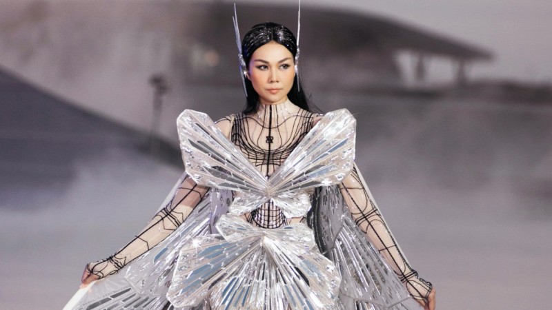 Thanh Hằng hoá nàng bướm chúa, làm vedette show thời trang