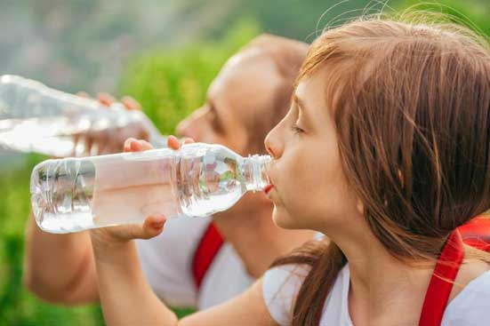 Thực hư chuyện uống nước trong chai nhựa có thể gây ung thư?