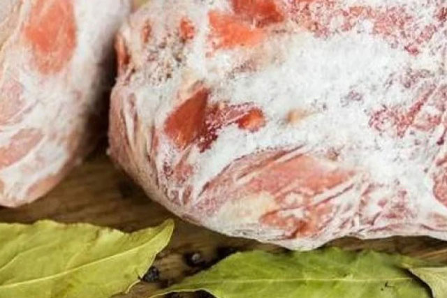 Thịt để tủ lạnh đông cứng tới đâu, thêm vài giọt này cũng ra đông nhanh chóng