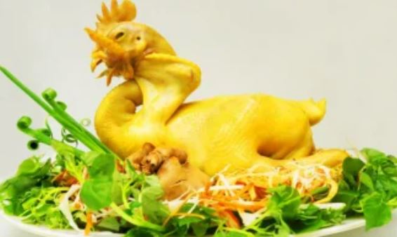 Luộc gà bằng nước lạnh xưa rồi: Đây mới là cách luộc gà chuẩn nhất không lo nhạt thịt, đậm đà hết mùi hôi