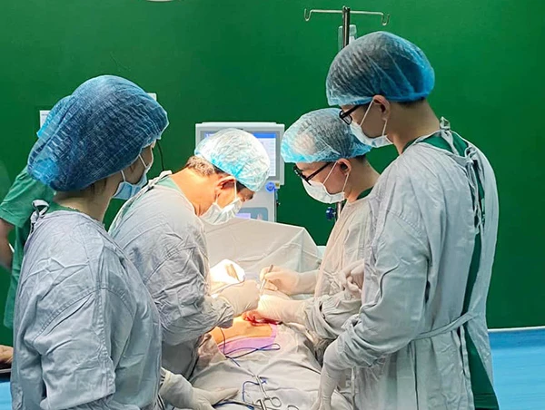 BS.CKII Nguyễn Hoàng cùng ê kip khoa Ngoại tiêu hóa và Gây mê hồi sức - Bệnh viện Đà Nẵng thực hiện ca phẫu thuật cho bệnh nhân Lê Văn T 