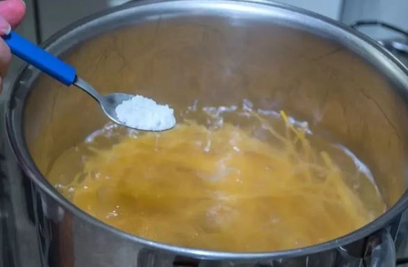 Lỡ tay nấu mặn đừng vội thêm nước: Cho thứ này vào nồi là khắc phục trong chớp mắt