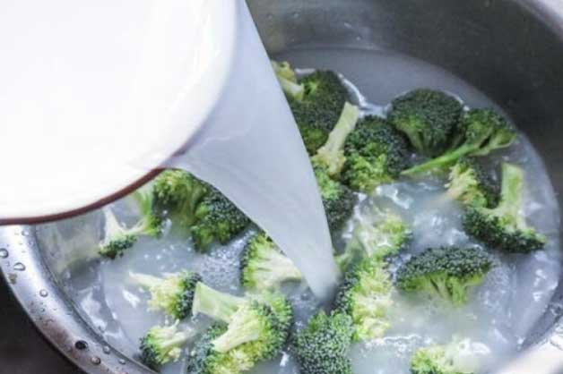 6 c&#xE1;ch r&#x1EED;a rau c&#x1EE7; tai h&#x1EA1;i, c&#xE0;ng r&#x1EED;a c&#xE0;ng ng&#x1EA5;m &#x111;&#x1ED9;c m&#xE0; nhi&#x1EC1;u ng&#x1B0;&#x1EDD;i v&#x1EAB;n l&#xE0;m: R&#x1EED;a b&#x1EB1;ng n&#x1B0;&#x1EDB;c vo g&#x1EA1;o, n&#x1B0;&#x1EDB;c mu&#x1ED1;i