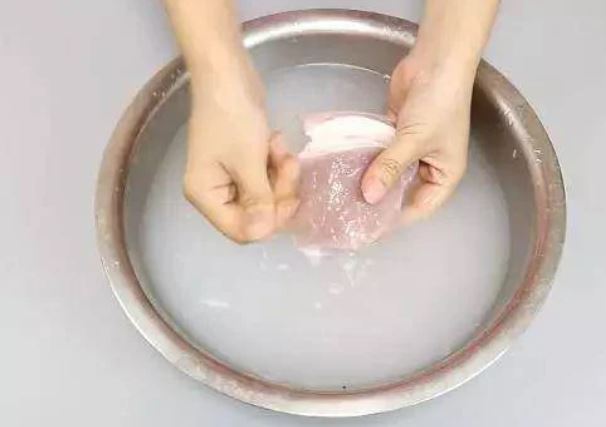 Rửa thịt lợn với nước càng rửa càng bẩn: Dùng nước này thịt sạch bong, thơm phức