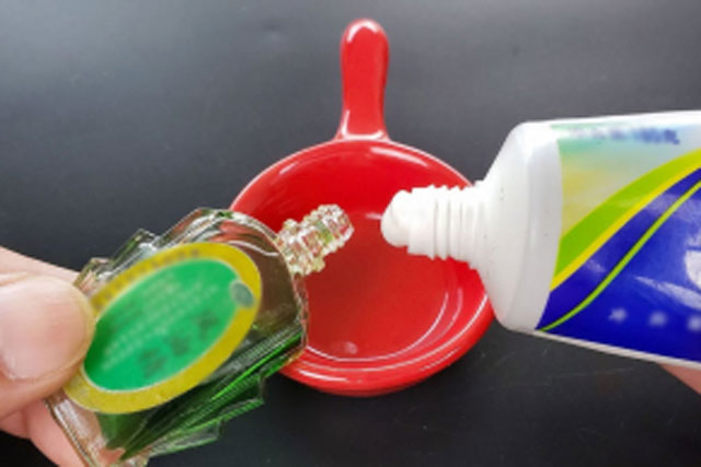 Trộn dầu gió với kem đánh răng: Lợi ích bất ngờ, giải quyết vấn đề nam và nữ đều gặp phải