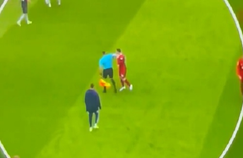 Sao Liverpool nóng mặt vì bị trọng tài… thúc cùi chỏ