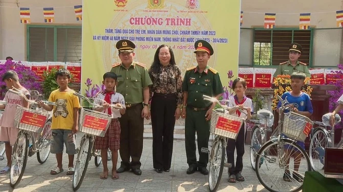 Thiếu tướng Đinh Văn Nơi - Giám đốc Công an tỉnh Quảng Ninh cùng cán bộ chiến sĩ trao tặng 100 chiếc xe đạp và 300 phần quà cho trẻ em có hoàn cảnh khó khăn đặc biệt.