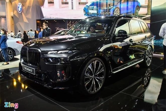 BMW X7 facelift vừa được ra mắt thị trường Đông Nam Á tại triển lãm Bangkok International Motor Show 2023. Bản nâng cấp của X7 được ra mắt lần đầu hồi giữa tháng 4/2022 và phải gần một năm sau, mẫu SUV cỡ lớn của BMW mới cập bến Đông Nam Á.