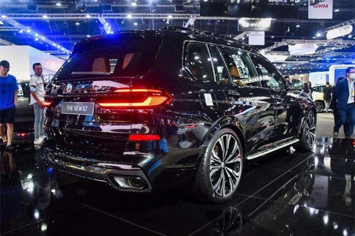 BMW Thái Lan phân phối X7 LCI với giá 6,47 triệu baht, tương đương 189.000 USD. Trước đó, cả X7 và 7-Series mới đã được bắt gặp khi đăng kiểm tại Hà Nội. Nhiều đại lý BMW cũng nhận đặt hàng cho X7 với giá tạm tính hơn 7 tỷ đồng. Mức giá của X7 sẽ ở mức trung bình trong nhóm SUV hạng sang cỡ lớn, xếp trên Mercedes-Benz GLS 450 (5,3 tỷ đồng) và rẻ hơn Lexus LX 600 (từ 8,5 tỷ đồng).