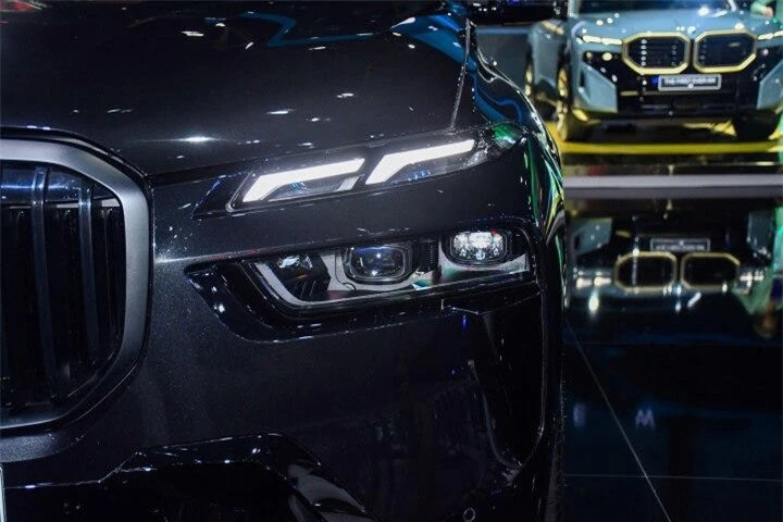 “Gây tranh cãi” là tính từ quen thuộc với các mẫu xe BMW trong những năm gần đây và X7 LCI cũng không ngoại lệ. Mẫu SUV lớn nhất của BMW sở hữu cụm đèn trước tách rời với phía trên là đèn daylight tích hợp báo rẽ trong khi cụm đèn cos/pha đặt phía dưới. Kiểu bố trí đèn này khá quen thuộc trên các mẫu xe phổ thông của VinFast, Hyundai…